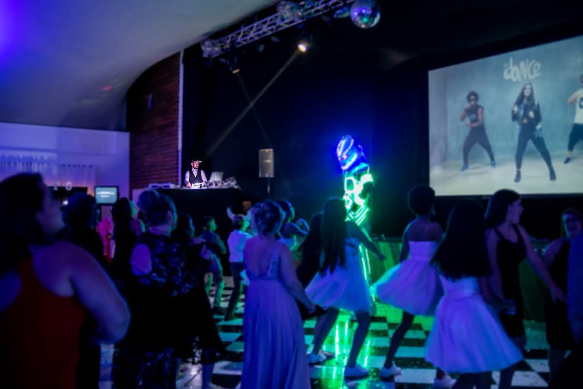 Pista cheia em festa de 15 anos, com o DJ Kmillu no som