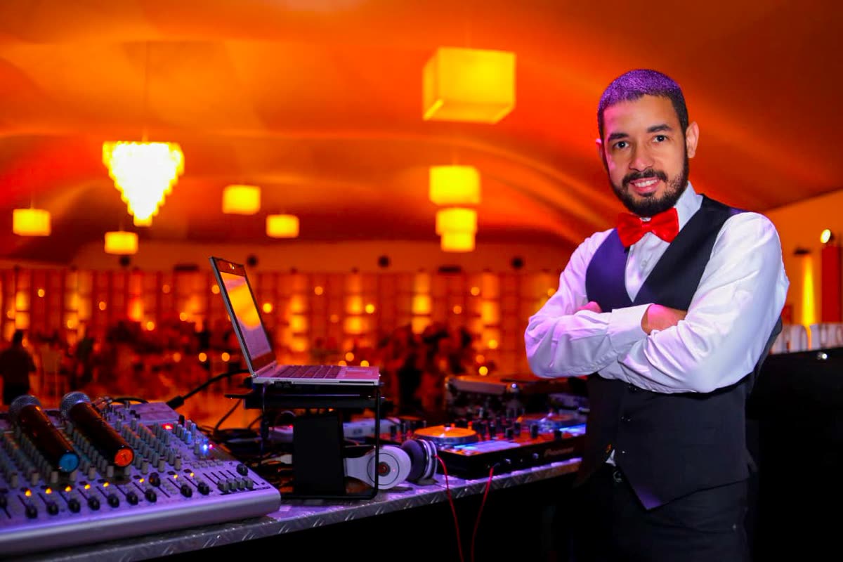 DJ Kmillu tocando em festa